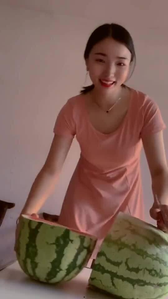 好兄弟和妈妈吃瓜,好兄弟与妈妈共享瓜香时光