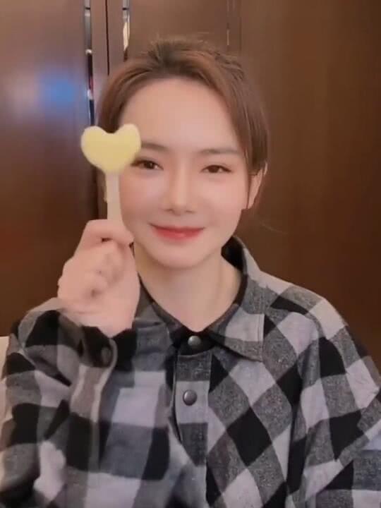 吃瓜龙果傻笑视频,欢乐瞬间,网友直呼“太治愈”