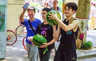 学生免费吃瓜视频,学生免费吃瓜活动欢乐上演